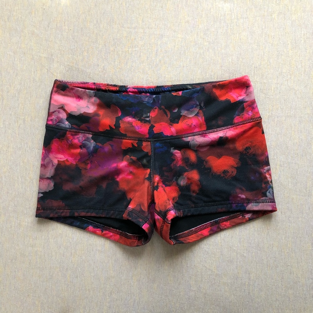 Fleo dark red roses shorts